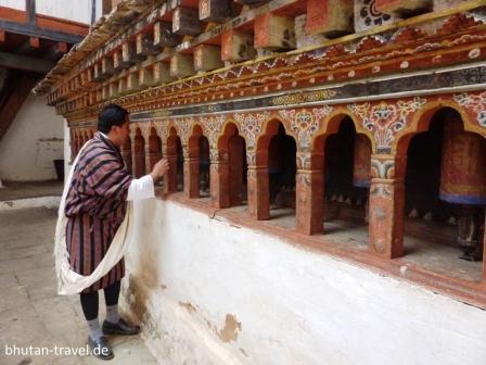 26 karman der guide bei den gebetsmuehlen im dzong